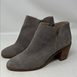 LUCKY BRAND PICKLA HRAY SUEDE CHEVRON BOOTIE HEELED BOOT SIDE ZIPPER SZ 8.5